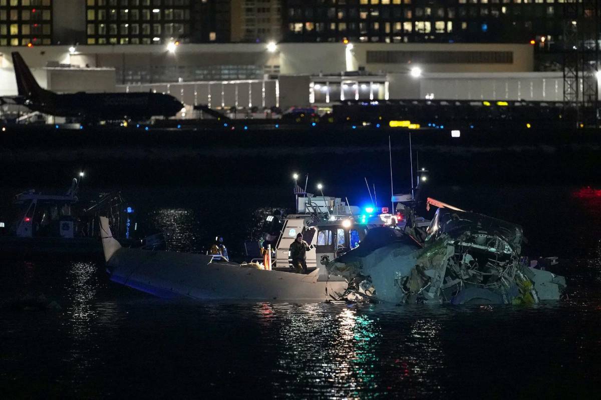 La dura reacción de Trump tras terrible accidente entre un avión y helicóptero en Washington: ¿cuántos víctimas hay?