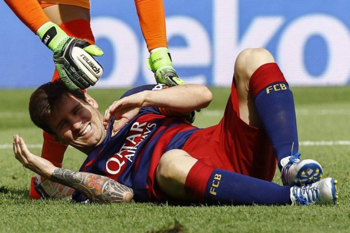 FOTOS: El dolor de Messi por el golpe en su rodilla izquierda