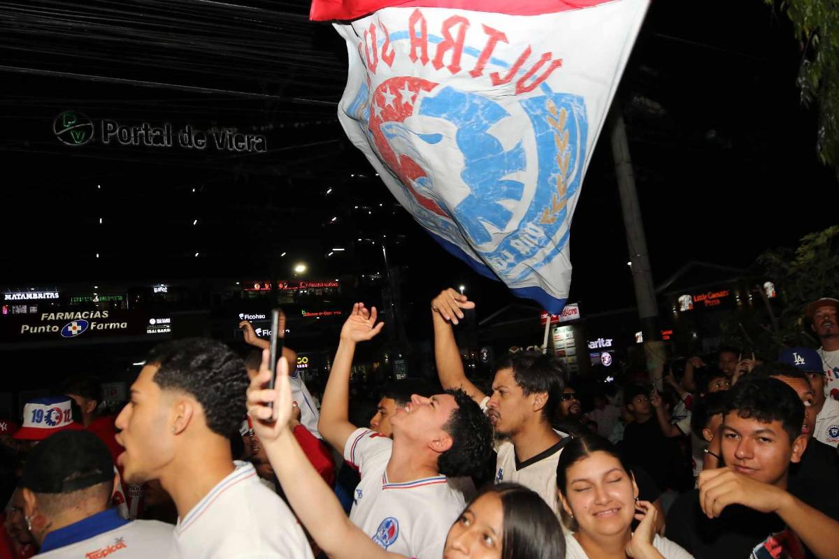 ¡Una locura de banderazo! Afición del Olimpia se desborda junto al plantel pensando en la corona 39