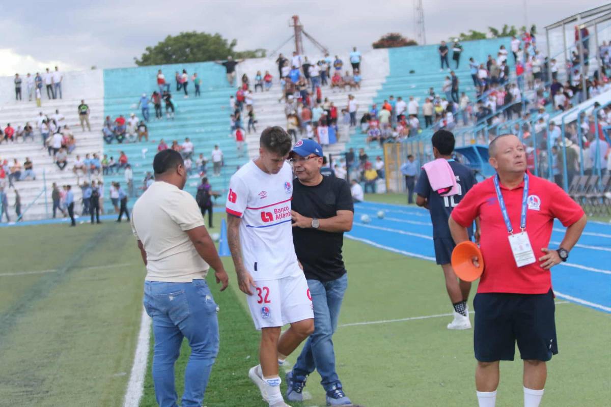 Olimpia se fue humillado, furia de Espinel, ex del León le gritó el gol a la banca y directivo bajó a hablar con los jugadores tras goleada ante Génesis PN