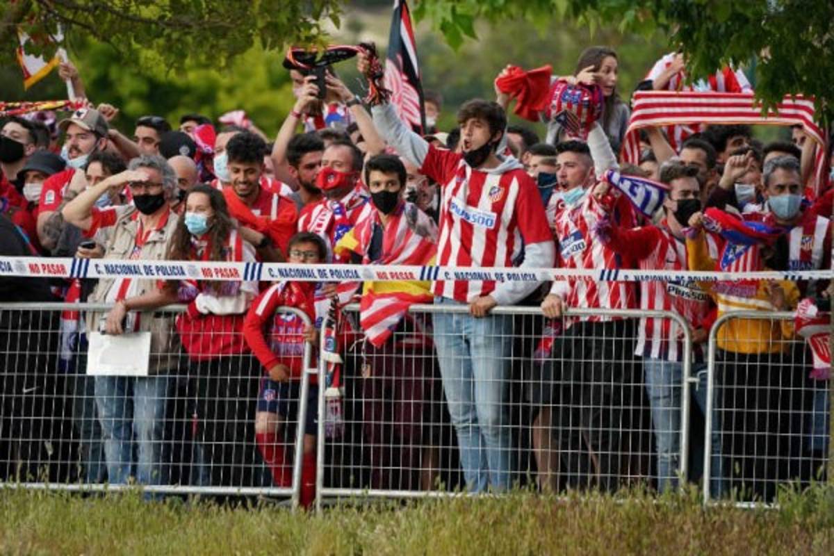 Desafian al Covid-19 y muere un hincha: Así fue el loco festejo tras consagración del Atlético en la liga española