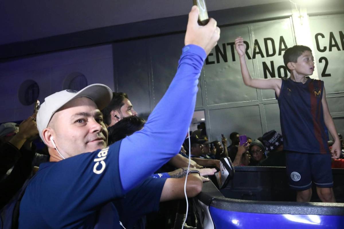 ¡Locura! Afición de Motagua arropa al club con banderazo; niño sorprende a Javier López