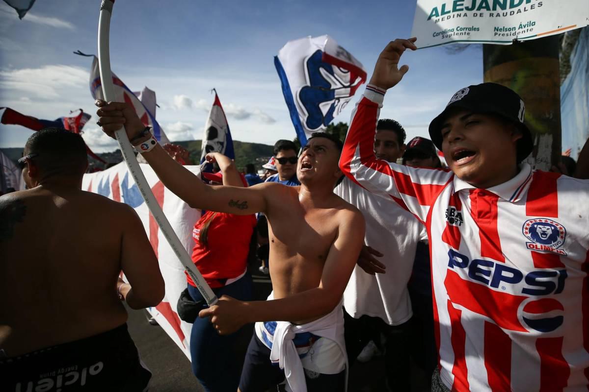 La fiesta que armó la Ultra Fiel, bellas chicas en el Chelato Uclés y el aficionado de Real España junto a los de Olimpia