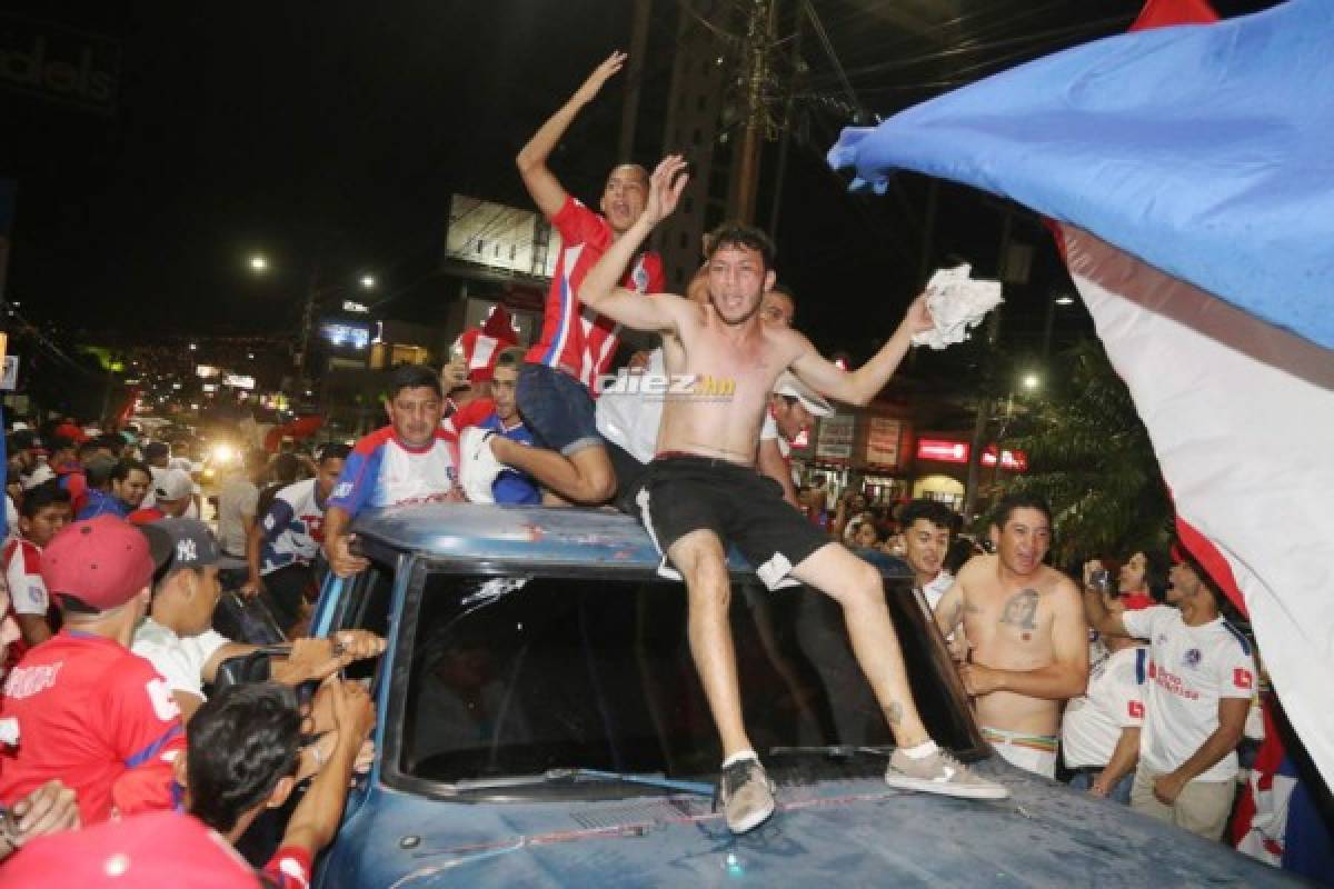 Afición de Olimpia armó un carnaval en las calles de Tegucigalpa festejando la 31