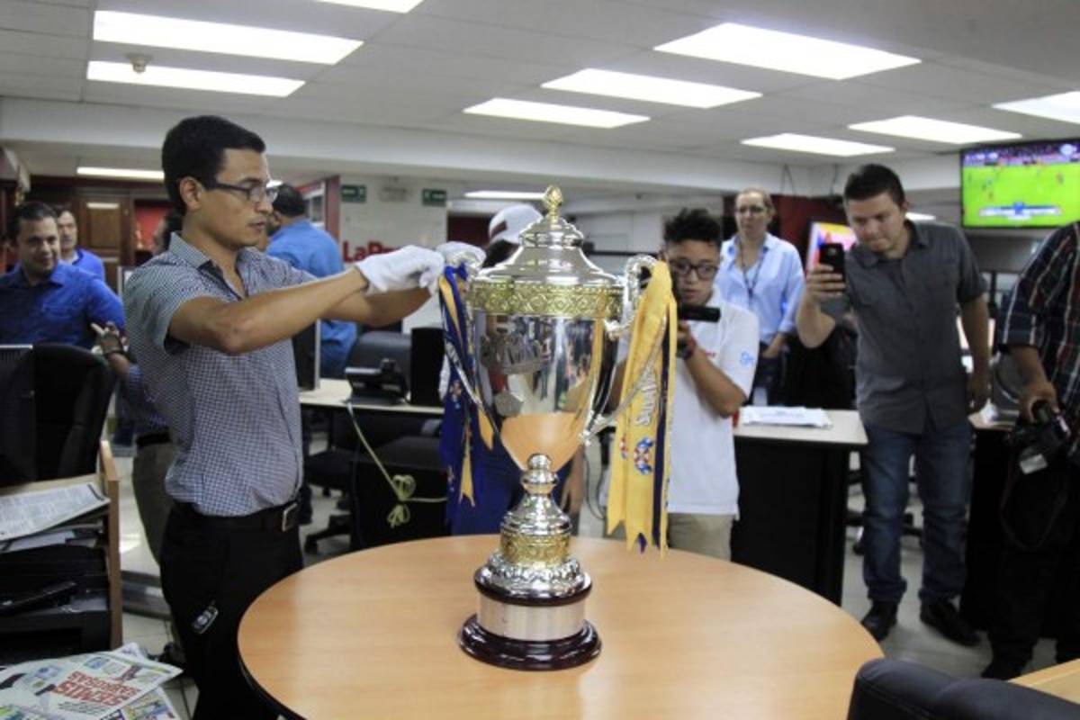 ¡LINDAS! Las espectaculares chicas que custodian la Copa Salva Vida