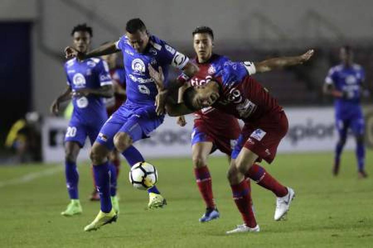 PA207. CIUDAD DE PANAMÁ (PANAMÁ), 28/08/2018.- Blas Pérez (i) del Árabe Unido disputa el balón con Raúl Renderos (d) del Club Deportivo FAS durante un partido de ida de los cuartos de final de la Liga Concacaf entre el Futbolistas Asociados Santanecos (FAS) de El Salvador y el Árabe Unido panameño que se celebra hoy, martes 28 de agosto de 2018, en el estadio Nacional Rommel Fernández de Ciudad de Panamá (Panamá). EFE/Bienvenido Velasco