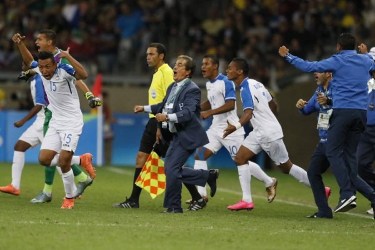 La eufórica celebración de Jorge Luis Pinto tras el pase de Honduras a semifinales