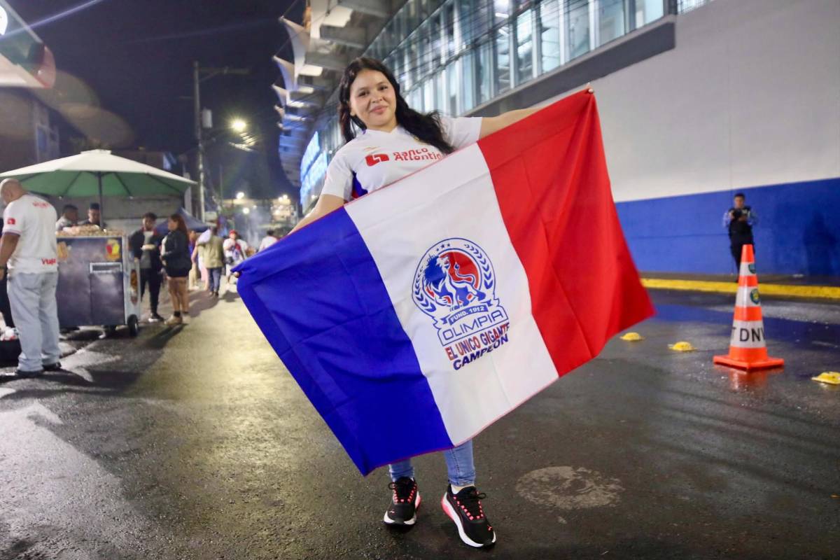 Ambientazo: el show de la Ultra Fiel y lindas chicas en la previa del Olimpia vs. Firpo