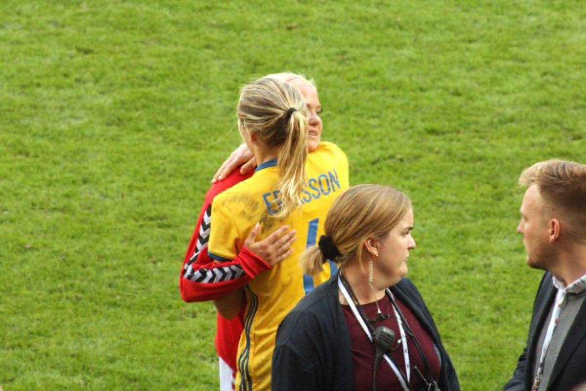 La increíble historia del beso que se hizo viral en el Mundial femenino 2019