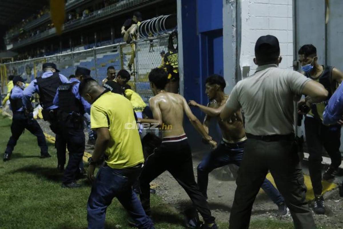 Salvajes: Dramáticas imágenes de aficionados de Real España atacando brutalmente a una mujer en el estadio Morazán