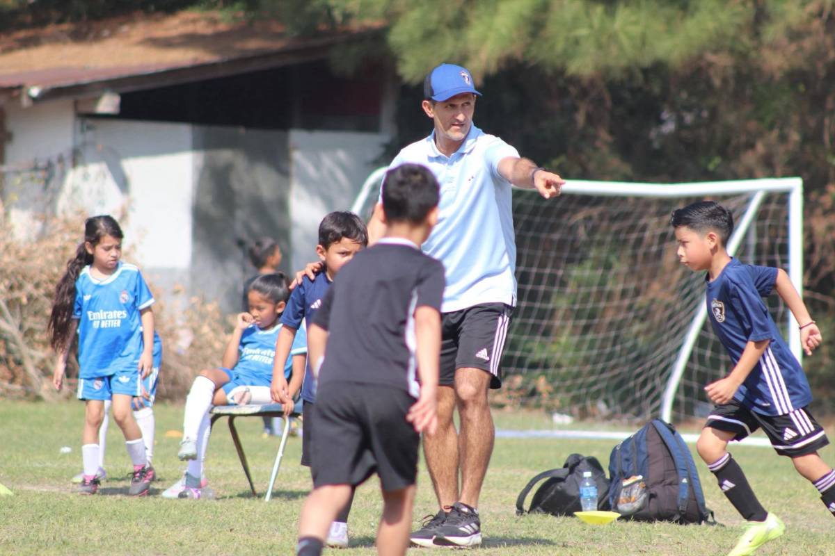 Entre el fútbol y la construcción: Exjugador de Honduras realiza su vida en Estados Unidos