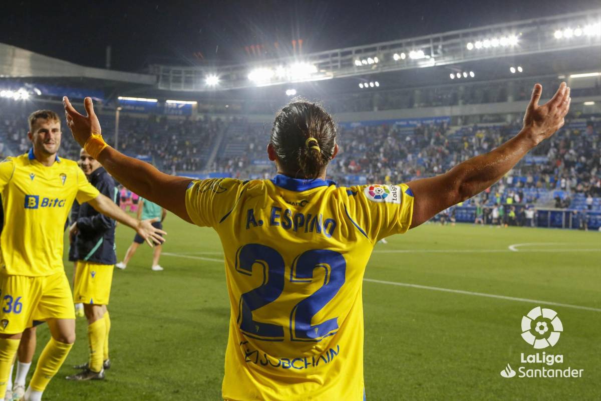 Pone en alto la bandera de Honduras y le dan tremendo beso: Así celebró el Choco Lozano la salvación del Cádiz en la Liga Española