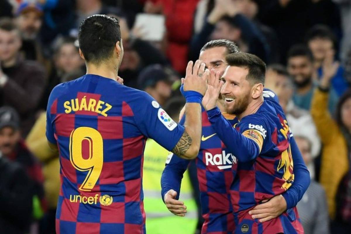 Barcelona's Argentine forward Lionel Messi (R) celebrates after scoring during the Spanish league football match FC Barcelona against Deportivo Alaves at the Camp Nou stadium in Barcelona on December 21, 2019. (Photo by LLUIS GENE / AFP)