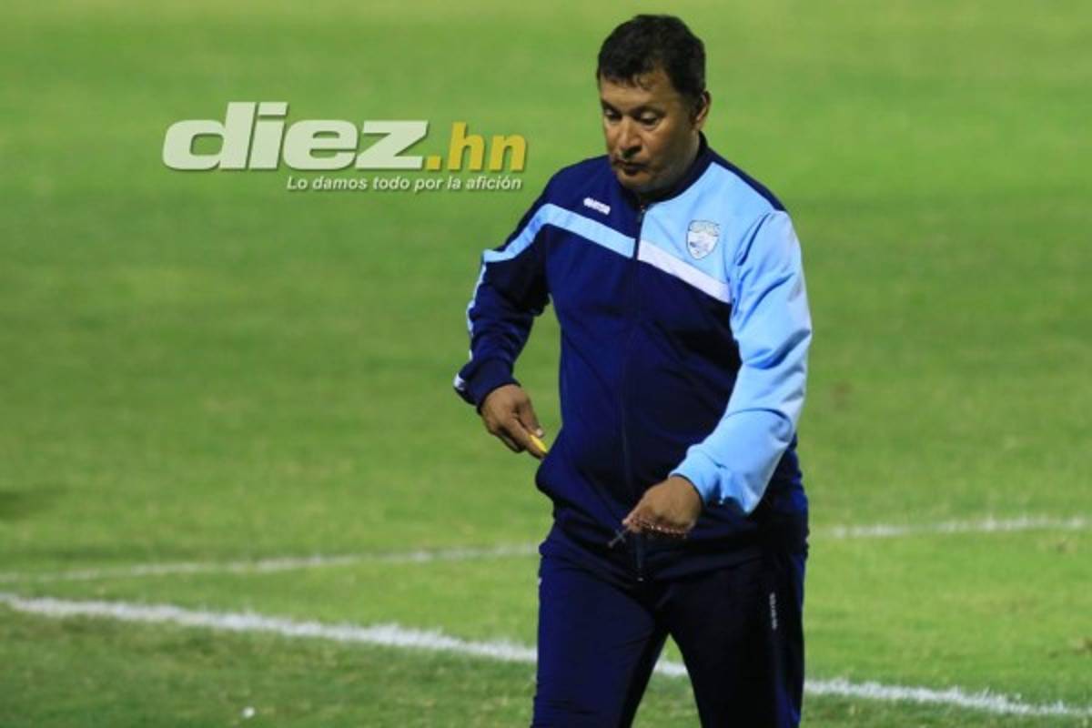 NO SE VIO EN TV: La cábala de Javier Padilla y los besos desde el banquillo