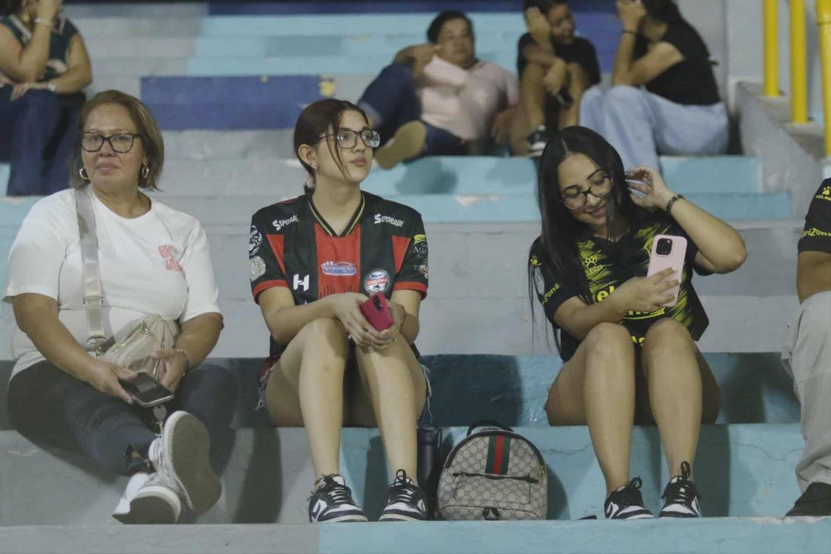 El amor invade a Nixon Cruz, vuelve tras meses lesionado y aficionada de Choloma se lleva las miradas en el juego que triunfó Real España