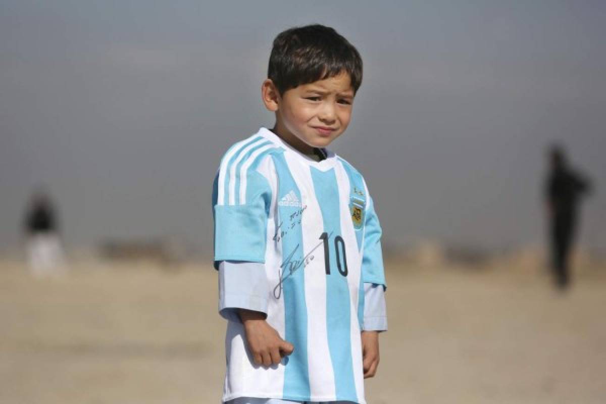 La historia de terror de Murtaza: el niño con la camiseta de plástico viral  de Leo Messi