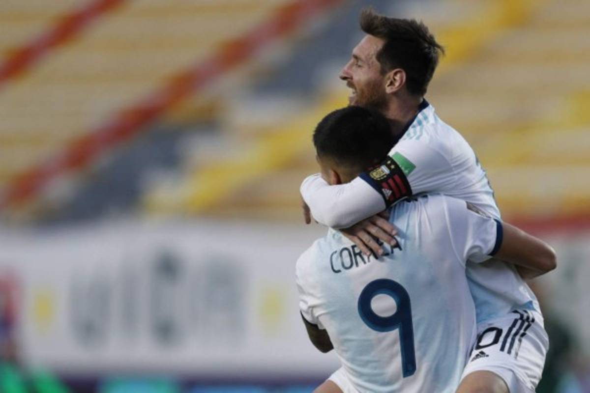 Fotos: La pelea de Messi al final del partido y Scaloni se metió a la cancha a celebrar un gol