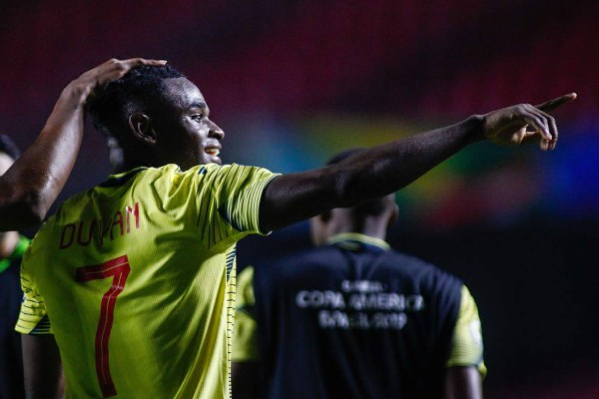 Colombia's Duvan Zapata celebrates after scoring against Qatar during their Copa America football tournament group match at the Cicero Pompeu de Toledo Stadium, also known as Morumbi, in Sao Paulo, Brazil, on June 19, 2019. (Photo by Miguel SCHINCARIOL / AFP)