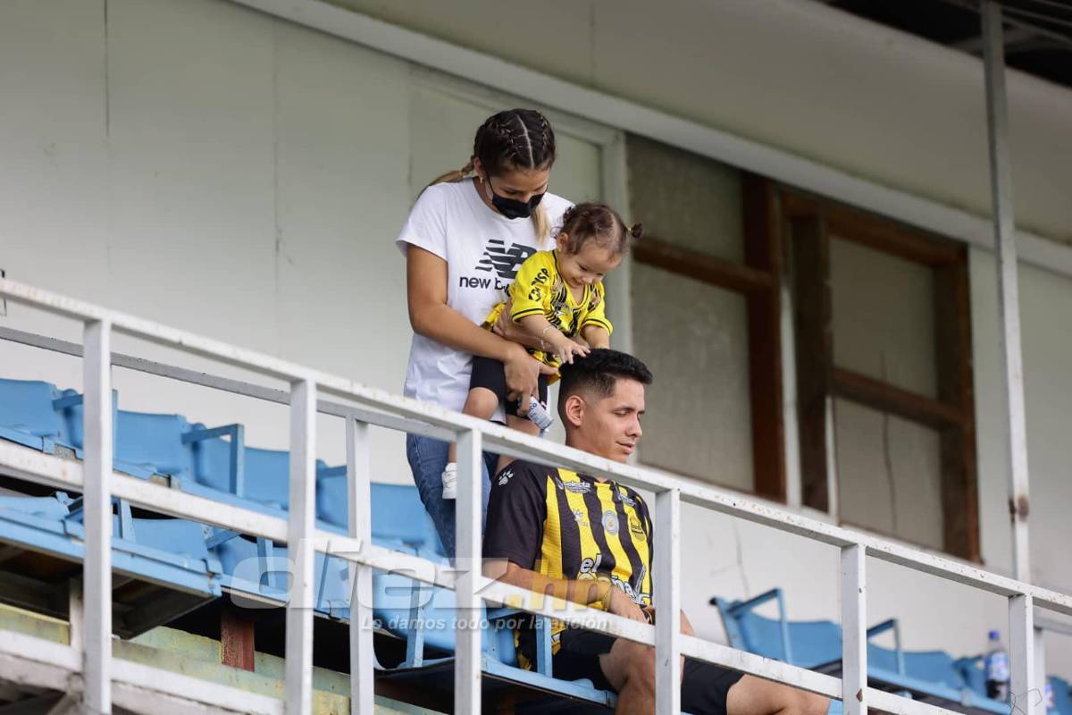 Diego Vázquez viendo al Real España, las preciosas chicas y los aficionados del Cartaginés que sufrieron en el Morazán
