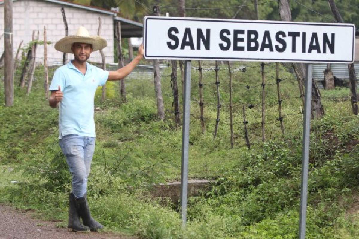 La vida más allá de ser futbolista: Lázaro Yánez y su puesto de venta de Hotdogs en San Sebastián