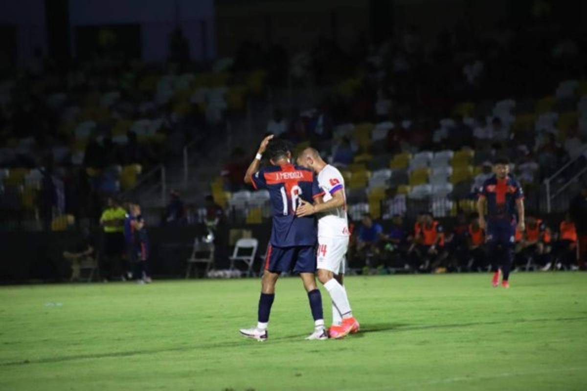 La catracha de rizos 'radiantes', Troglio aclamado y el hincha de lujo en las gradas del amistoso de Olimpia