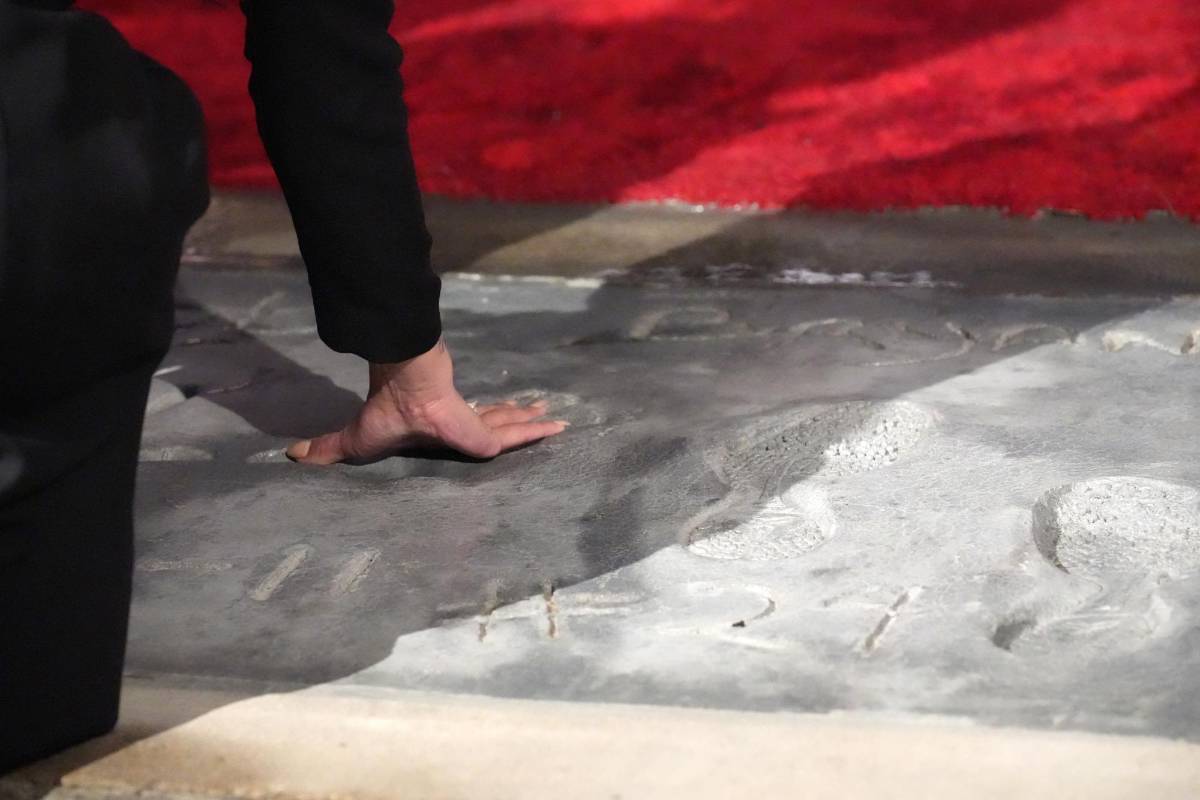 Las huellas de Kobe Bryant son inmortalizadas en Hollywood: Viuda e hijas de Kobe Bryant lo recuerdan en emotivo evento