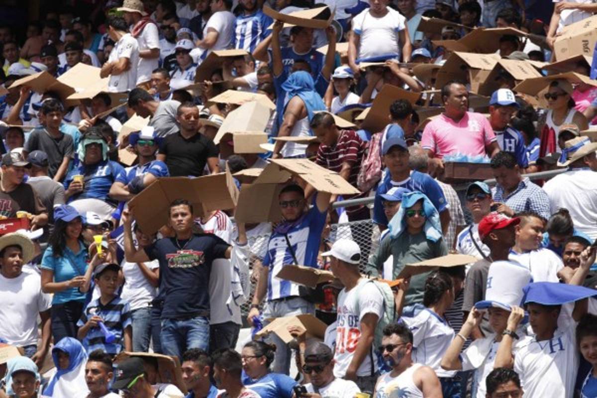 Aficionados hondureños se las ingenian para sofocar el fuerte calor de San Pedro Sula