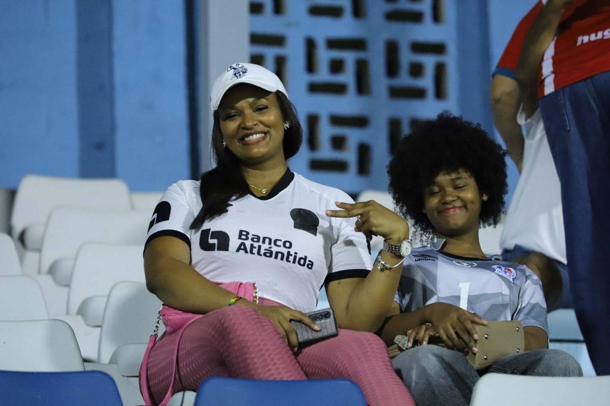 ¿Quién es la guapa colocha que robó suspiros en La Ceiba? La belleza y las familias coparon el duelo Victoria vs Olimpia