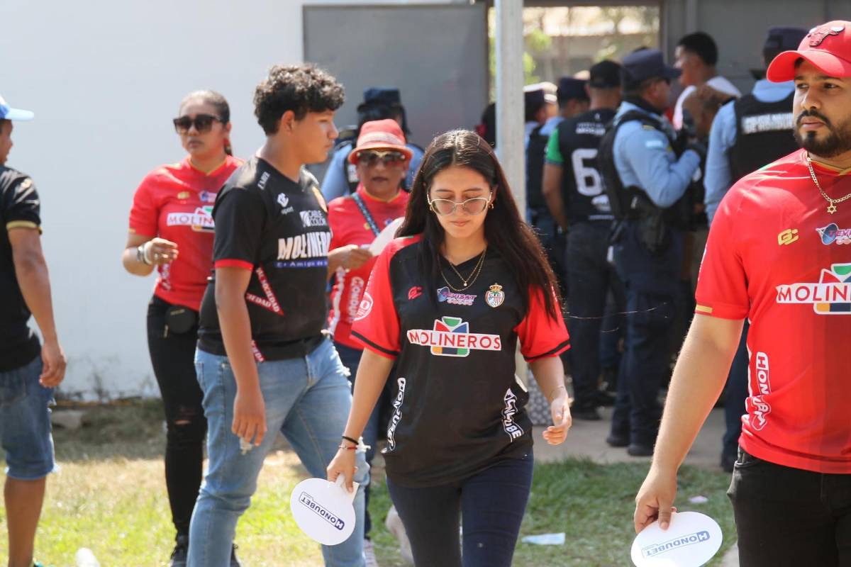 ¿Quién es la aficionada que robó suspiros? Ambientazo se vive con el partido del descenso entre Juticalpa FC y Real Sociedad