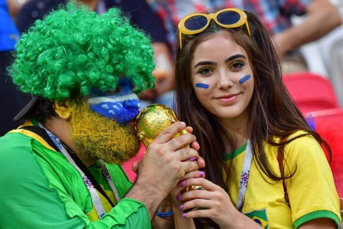 Garotas ponen belleza en el Mundial de Rusia en juego de Brasil-Bélgica