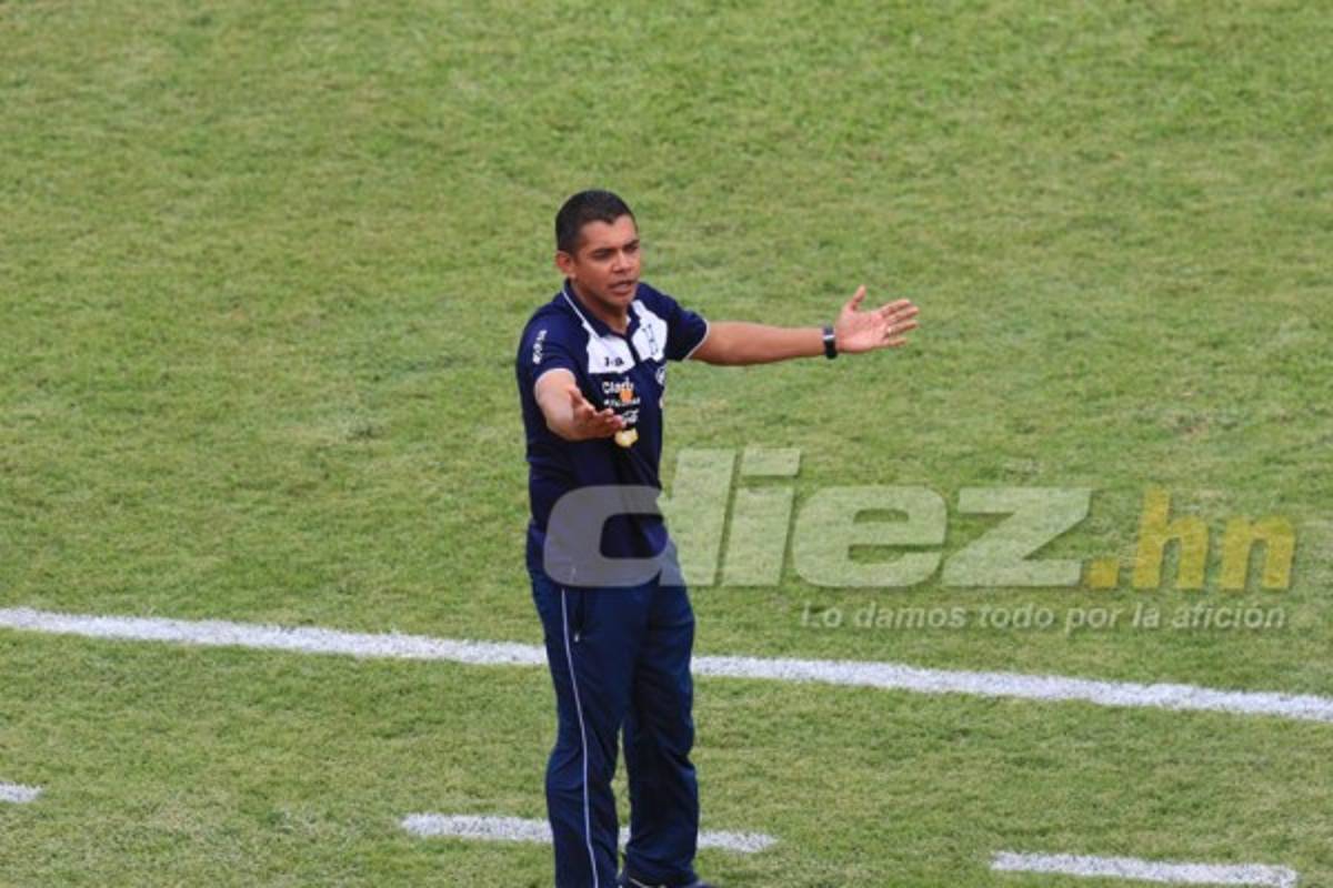 El sufrimiento de Amado Guevara en el banquillo de Honduras ante Canadá  