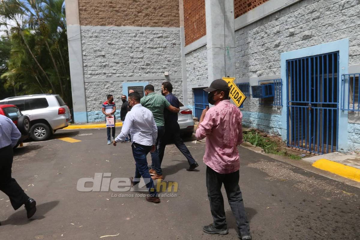 ¡Zafarrancho en la Villa Olímpica! Simpatizantes y empleados sacan corriendo a Salvador Nasralla y lo llaman ‘‘traidor’’