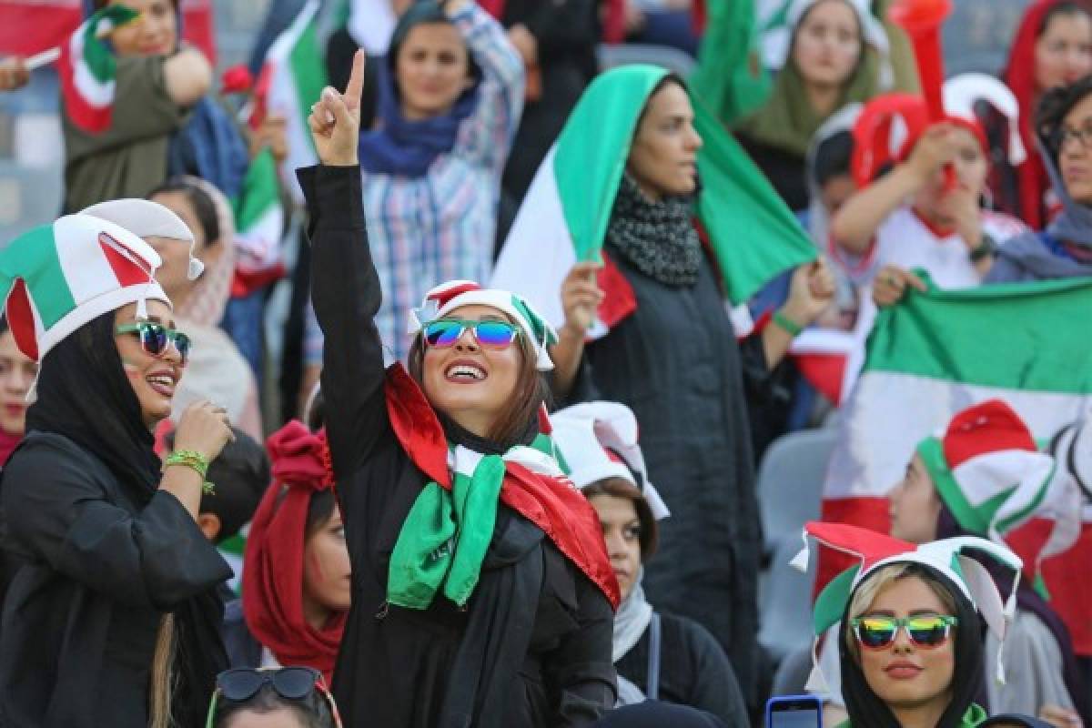 Euforia total: Por primera vez, mujeres asisten a un partido oficial de futbol en Irán