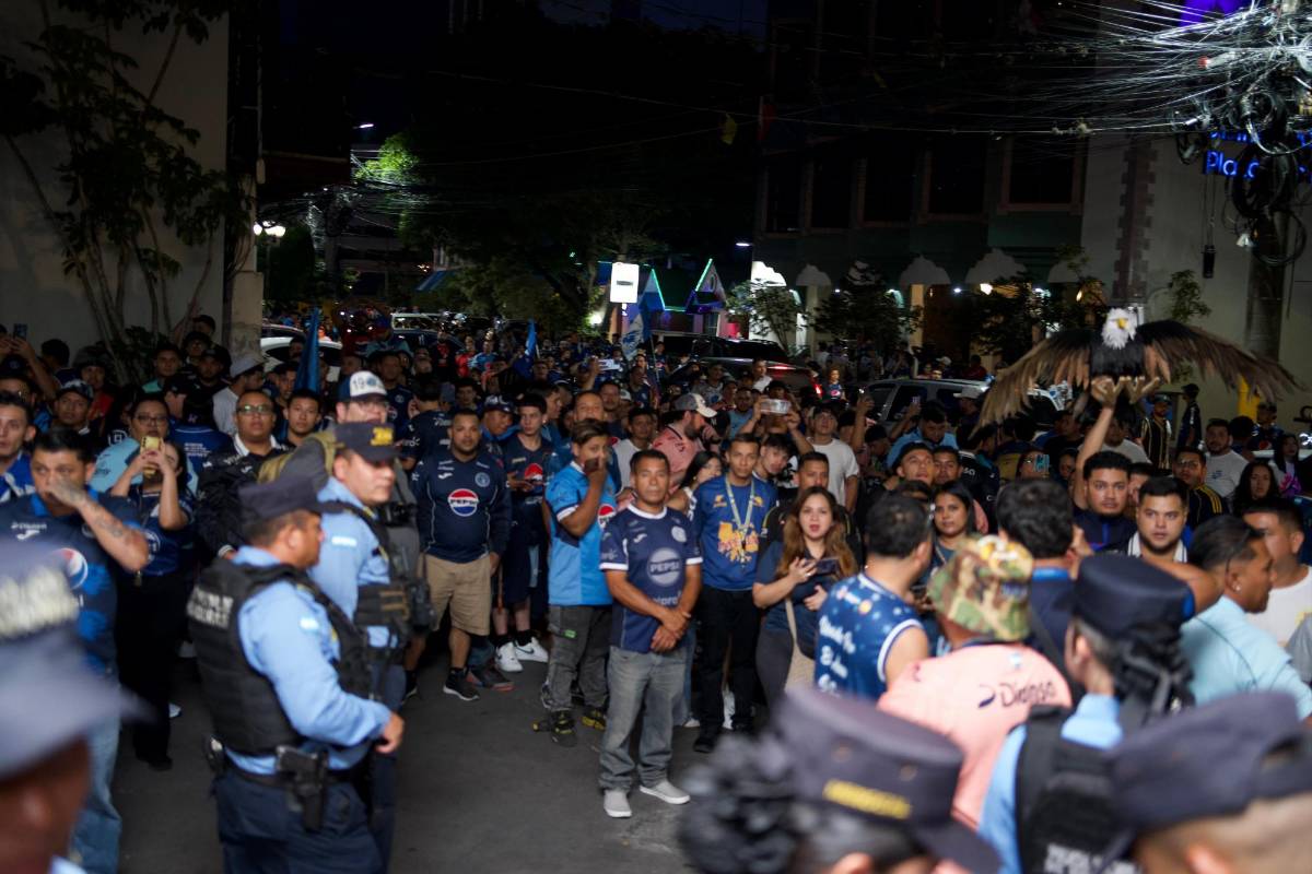 Se viene la 20 de Amado: advierte en el banderazo Motagua y la abuelita se robó el show