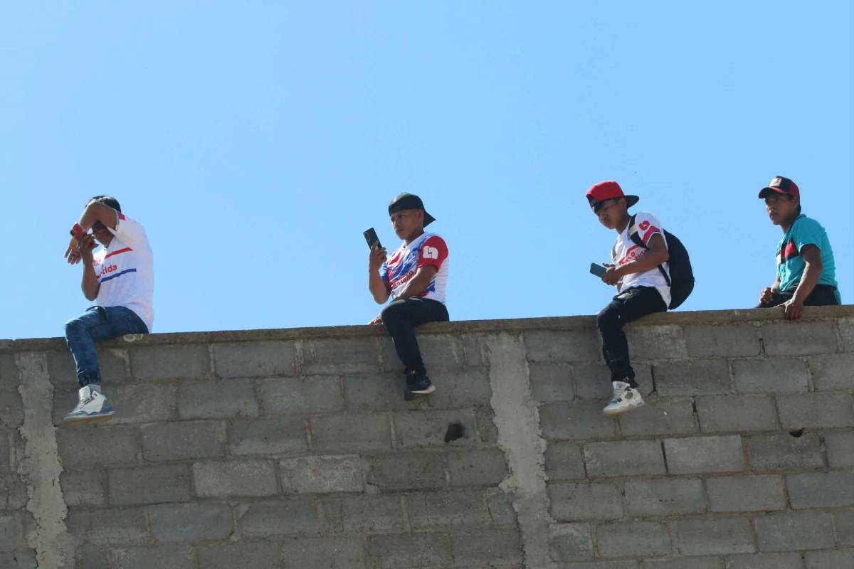 Europeos en las gradas, las bellezas de La Paz y en el muro para ver el Génesis vs Olimpia