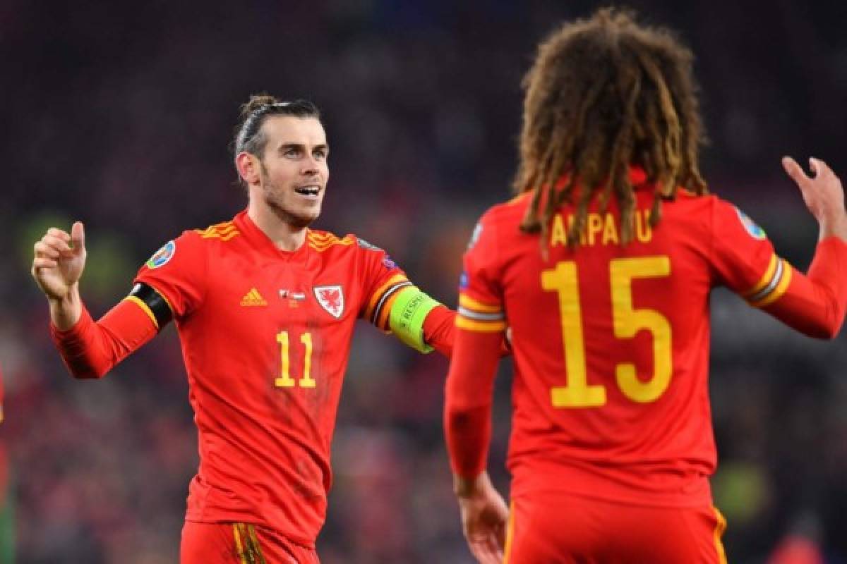 Bale celebra la clasificación a la Eurocopa 2020 con la bandera que se burla del Real Madrid
