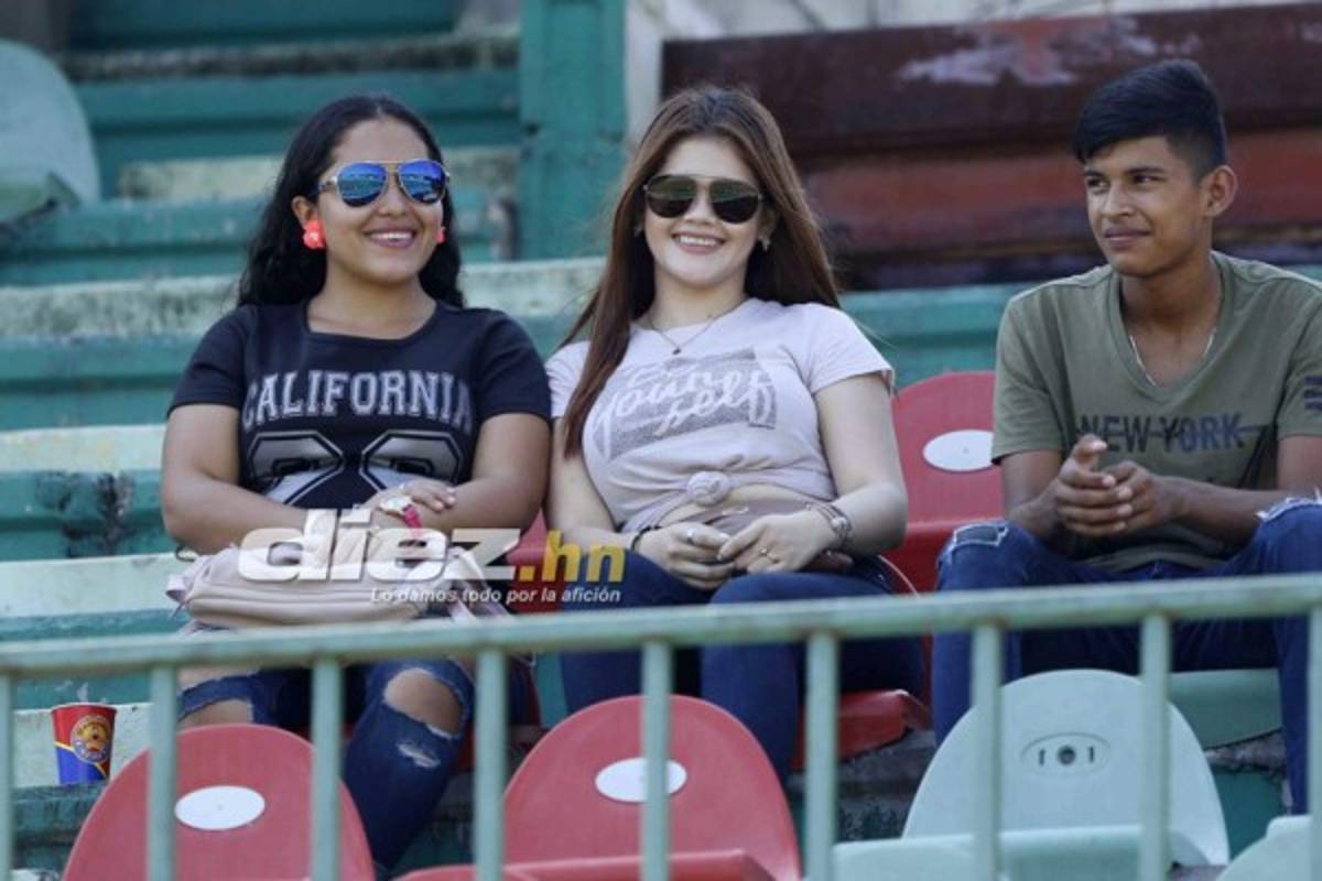 ¡La chela, la colocha y la pelo negro! Hermosuras en el Yankel Rosenthal