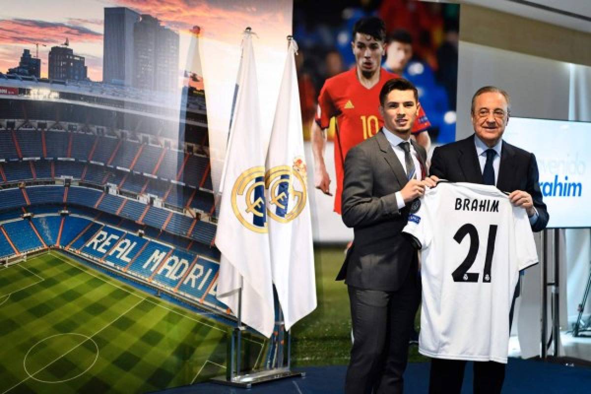 Former Manchester City's Spanish midfielder Brahim Diaz (L) holds his new jersey with Real Madrid's president Florentino Perez during his oficial presentation as Real Madrid's player at the Santiago Bernabeu stadium in Madrid on January 7, 2019. - Real Madrid has signed the 19-year-old midfielder Brahim Diaz from Manchester City, who has agreed a contract for six and a half years with Real after undergoing a medical check-up today, before being officially unveiled at the Santiago Bernabeu. (Photo by GABRIEL BOUYS / AFP)