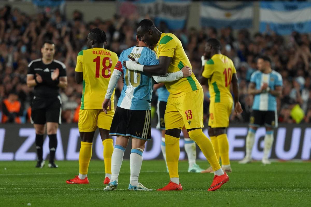 Adiós Messi: Scaloni se quiebra, las lágrimas de Leo y el regalo que le dio el árbitro