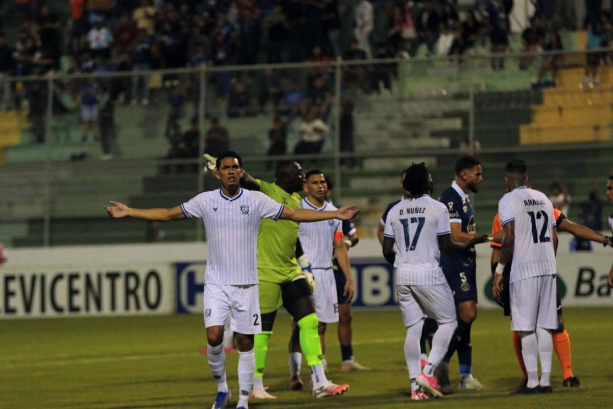 Pelea entre Génesis y Motagua, doble polémica con el FVS y el penal que falló Clever