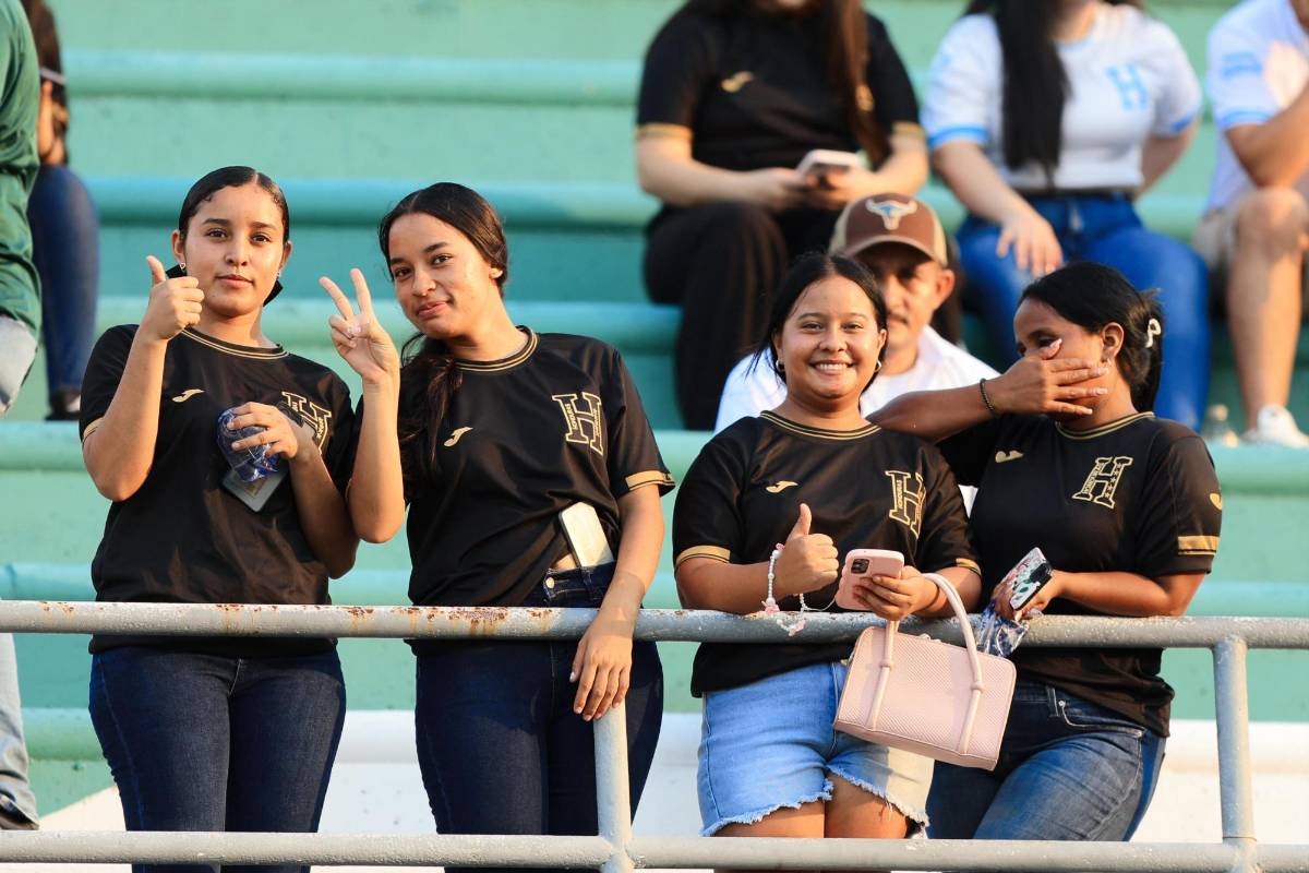 ¡Milagro Flores, de infarto! La Queso tiene a su jugador favorito en el juego de tiktokers entre Honduras y Brasil y ¿Quién es la hermosa de lentes?