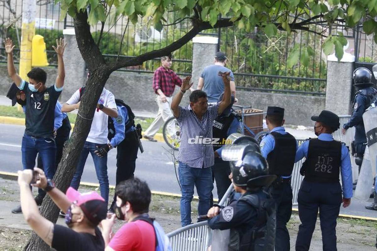 Estrictos controles de seguridad y banderazo: Así se vive la previa del clásico Olimpia - Motagua en el estadio Morazán