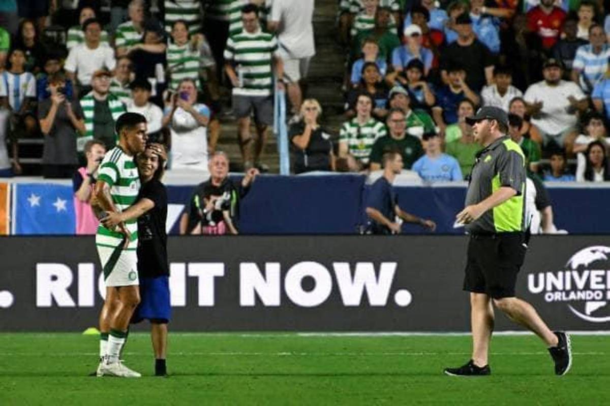 Amado Guevara sorprende a Luis Palma y Brendan Rodgers en la concentración del Celtic tras vencer al Manchester City
