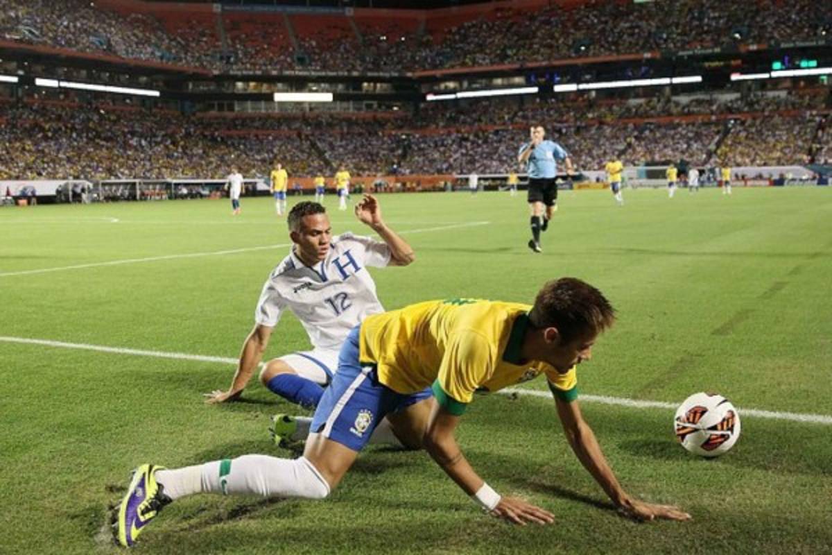 Arnold Peralta, el dolor de cabeza del brasileño Neymar