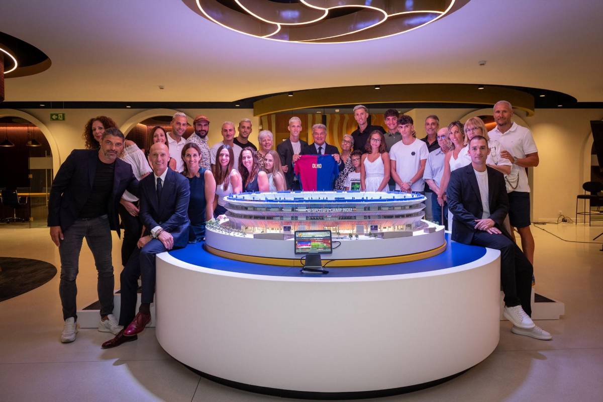 Las imágenes de Dani Olmo y su firma con el Barcelona: ¿Quién es su famosa novia? El juego donde será presentado y su dorsal