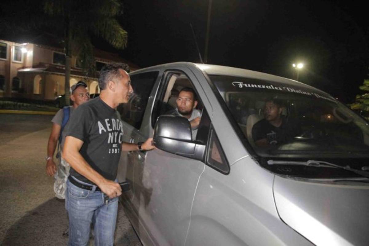 Familiares y amigos llegan a Hospital donde murió Enrique Reneau