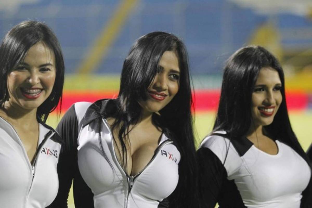 ¡HERMOSAS! Una Reina de Belleza entre las chicas lindas que asistieron a los estadios