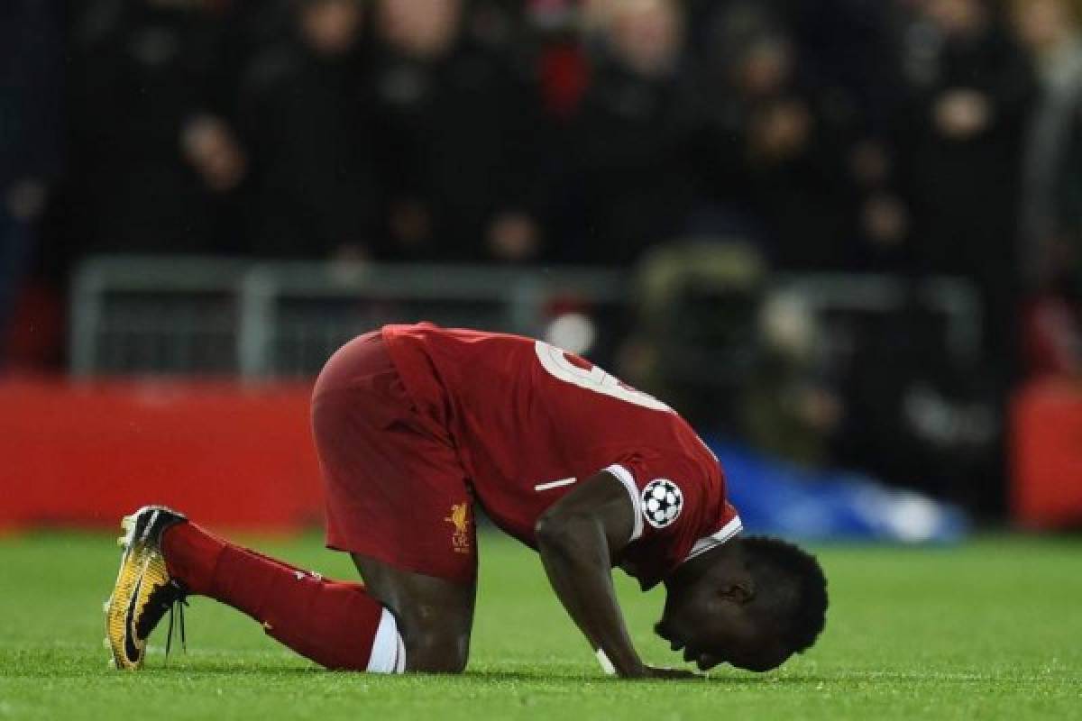 Liverpool's Senegalese midfielder Sadio Mane celebrates after scoring their third goal during the UEFA Champions League first leg semi-final football match between Liverpool and Roma at Anfield stadium in Liverpool, north west England on April 24, 2018. / AFP PHOTO / Oli SCARFF
