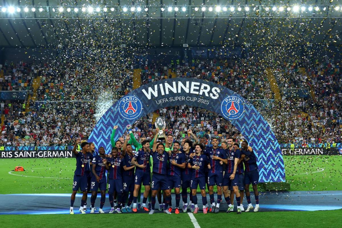 El nuevo portero del PSG pasó de villano a héroe y así festejó Luis Enrique tras ganar la Supercopa; el Balón de Oro ya tiene dueño