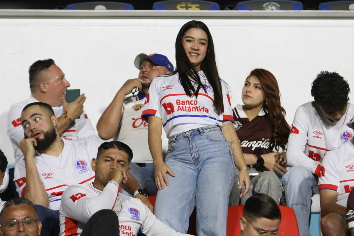 ¿Quién es la chica de la hermosa sonrisas? Hermosas aficionadas engalanan el Olimpia vs Alajuelense por Copa Centroamericana 2025
